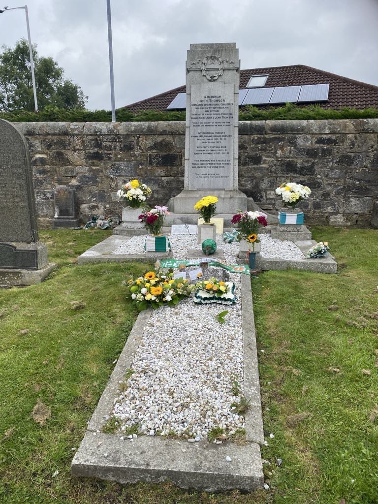 hamstersok's tweet photo. Wreath laying at John Thomson grave by @ArthurLochgelly McKenna Lochgelly CSC and on behalf of the @CelticGraves #johnthomson 🍀🍀🍀 https://t.co/9JEcnT7ggv