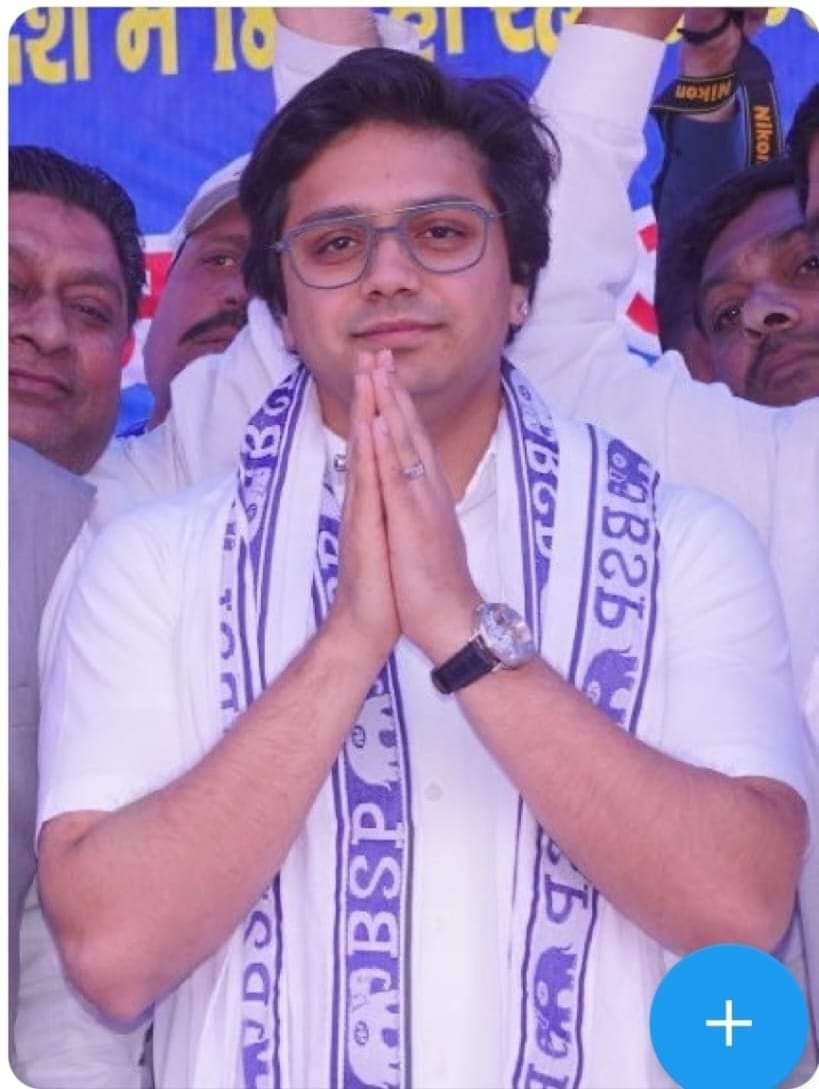 KumarSudeshArya's tweet photo. जब बीएसपी का हाथी आपके गली मुहल्ले, घर द्वार आऐ तो समझ लेना बाबासाहेब और कांशीराम साहब अभी जिंदा हैं.

हम( बसपा) फिर आएंगे कहा था,  लो हम फिर नीला झंडा हाथी निशान के साथ 🐘आए है। 
#जयभीम_जयबसपा #आदर्णीय_बहनजी_ज़िन्दाबाद @Mayawati @AnandAkash_BSP @ramjigautambsp https://t.co/OYschkVtd6