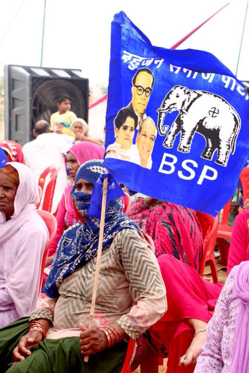 KumarSudeshArya's tweet photo. जब बीएसपी का हाथी आपके गली मुहल्ले, घर द्वार आऐ तो समझ लेना बाबासाहेब और कांशीराम साहब अभी जिंदा हैं.

हम( बसपा) फिर आएंगे कहा था,  लो हम फिर नीला झंडा हाथी निशान के साथ 🐘आए है। 
#जयभीम_जयबसपा #आदर्णीय_बहनजी_ज़िन्दाबाद @Mayawati @AnandAkash_BSP @ramjigautambsp https://t.co/OYschkVtd6