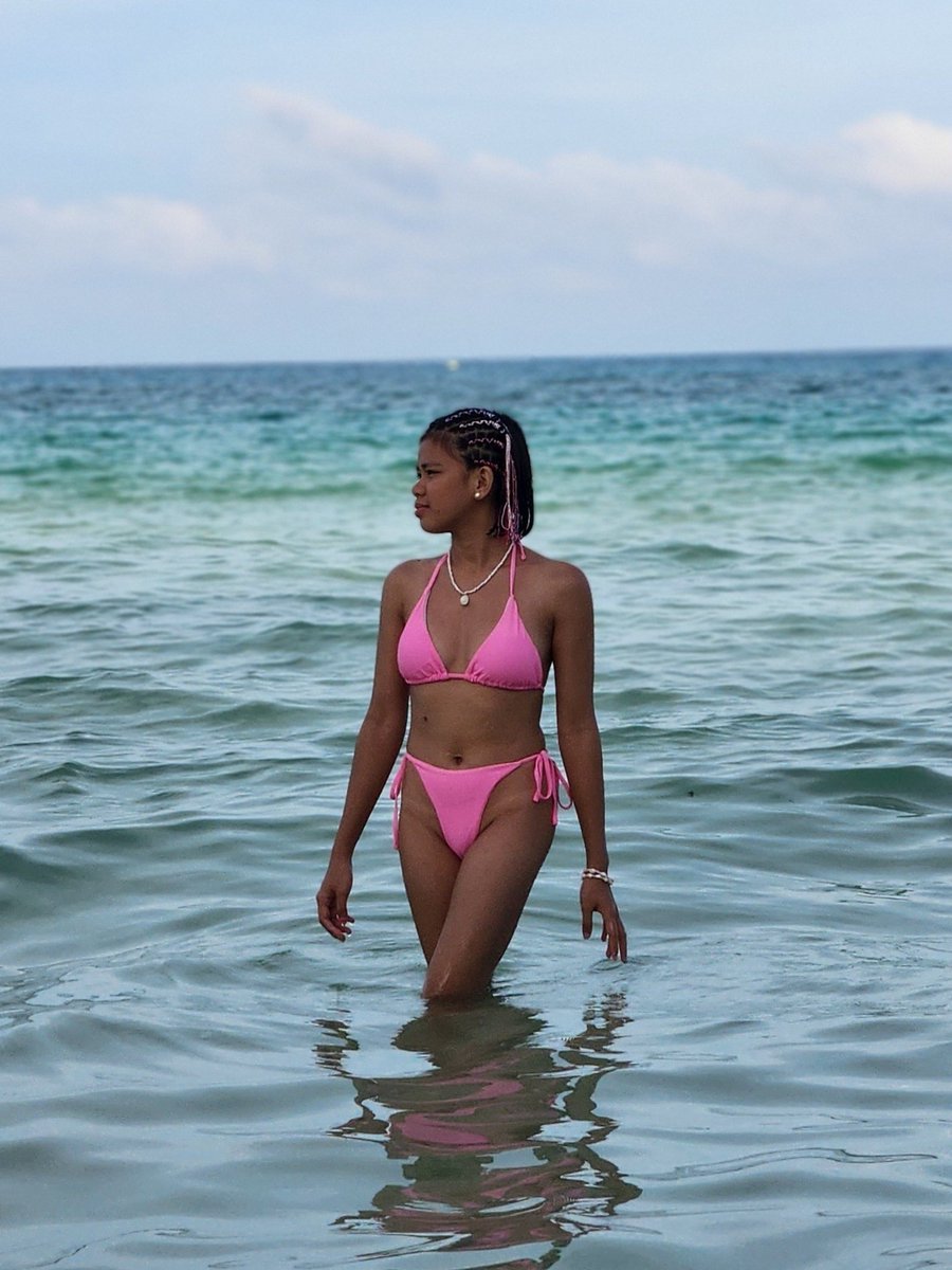 gabriyelaaa__'s tweet photo. hot (pink) ❤️‍🔥💋 https://t.co/BmUIM57afn