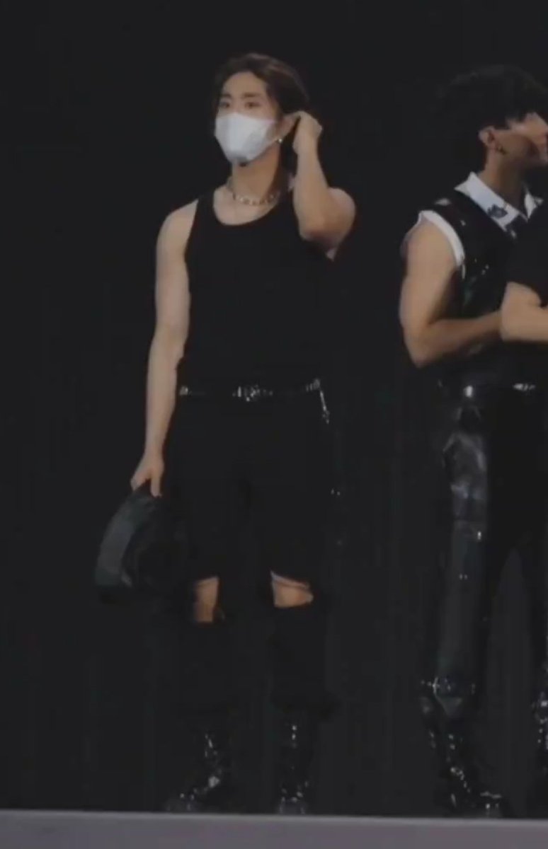 super_hanster's tweet image. It's actually crazy how Han can look so insanely soft and adorable, but then BAM! now he's suddenly the hottest, sexiest, and dangerous man in the world... Just how can he be real??? 😭😭😭