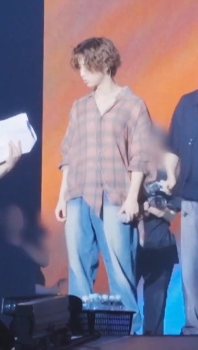 super_hanster's tweet image. It's actually crazy how Han can look so insanely soft and adorable, but then BAM! now he's suddenly the hottest, sexiest, and dangerous man in the world... Just how can he be real??? 😭😭😭