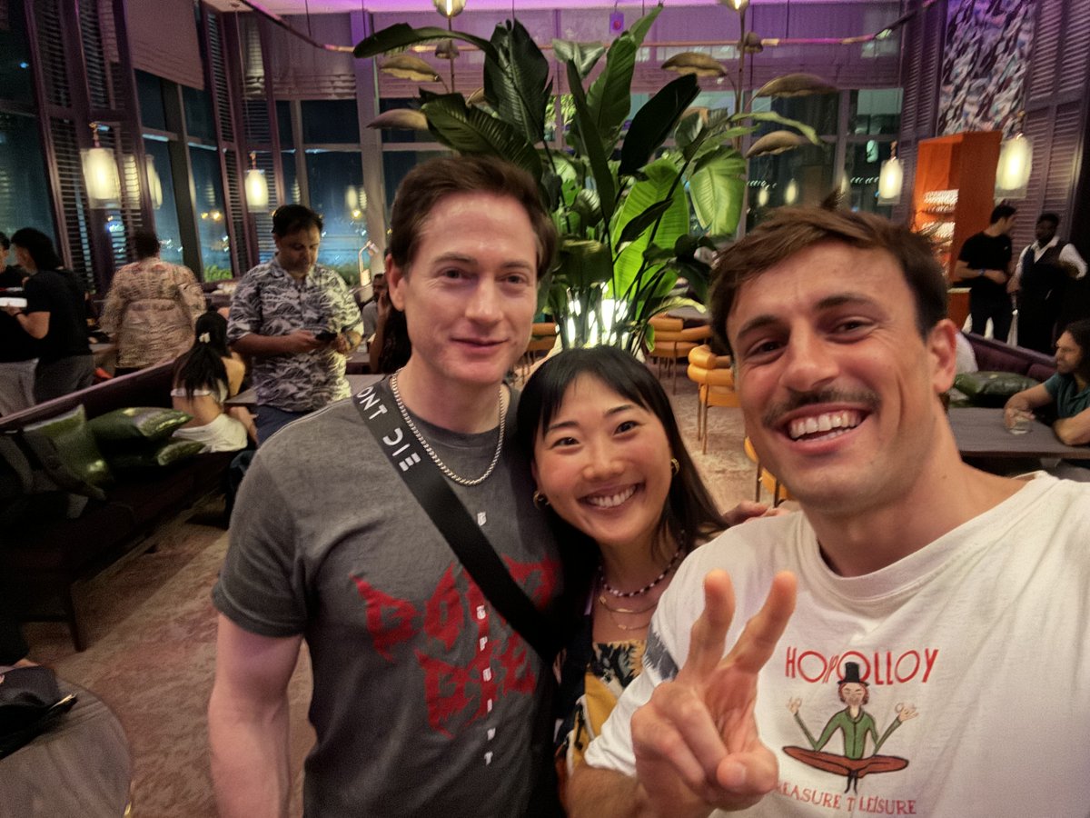 marc_louvion's tweet image. I met my hero @bryan_johnson in Singapore.
He's just as you'd expect from watching his videos. Warm and sharp.
The world is full of over-stimulants (food, social media) and our brains are naturally prone to consume.
Bryan has 2M+ followers and it's the first time I see a big…