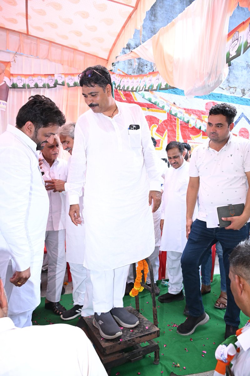 TikaRamJullyINC's tweet photo. जोश, जुनून, समर्थन,
आ रहा है नारनौल में परिवर्तन..!

आज हरियाणा के नारनौल विधानसभा से कांग्रेस प्रत्याशी राव नरेंद्र सिंह जी के समर्थन में विभिन्न गांवों में जनसंपर्क कर वोट एवं समर्थन की अपील की। 

📍 नारनौल, हरियाणा

@INCHaryana @INCIndia https://t.co/bkb2L5Ba8l