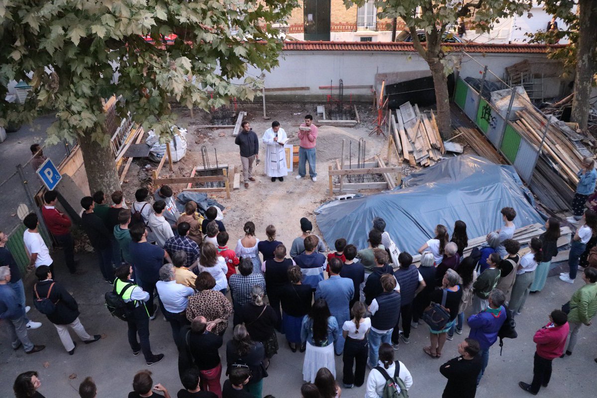 92notredame's tweet image. Jeudi 19 septembre, notre curé à béni la première pierre de l’oratoire Carlo Acutis qui est au cœur du projet des travaux 🚧 du presbytère.
Nous aider : denier.diocese92.fr/donner/~mon-do…
#carloacutis #villagendb #patronage #maitrise #catechisme #ecyd #scout #scoutisme