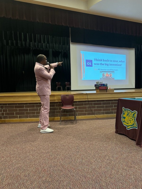 drjbg3's tweet photo. Thank you to the @childengineer for allowing me to keynote the STEM Institute at @KFMSjaguars757. We discussed creating STEM communities, developing STEM environments, pushing STEM in the classroom, and preparing our kids for STEM jobs! #InspiringAGeneration #OneStudentAtATime https://t.co/PKkHTzkioS