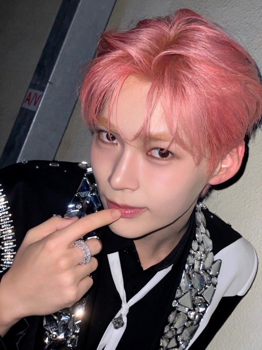 ZB1_official's tweet image. _💌

제로즈~🌹
이번 콘서트 3일은 너무나도 큰 에너지로 다가왔어요. 이제 시작이니까 앞으로도 멋있고 진심을 담은 모습 많이 보여줄게요!

그리고 울었다고 물떡이라고 놀리면 혼난다요😤 사랑해요❤️

#SUNGHANBIN #성한빈
#ZEROBASEONE #ZB1 #제로베이스원