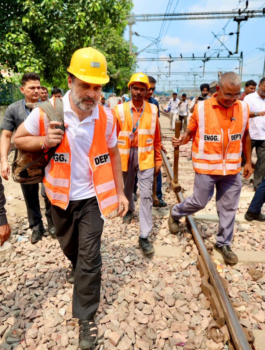 #Justice_For_Trackman 
#Ldce_Open_To_All
#Give_Rakshak_Device
#Hard&amp;Risk_Allowance_4100/6000
<a href="/PMOIndia/">PMO India</a>
<a href="/RailMinIndia/">Ministry of Railways</a> 
<a href="/FinMinIndia/">Ministry of Finance</a>
<a href="/PTI_News/">Press Trust of India</a> 
<a href="/aajtak/">AajTak</a> 
<a href="/all_rkta/">RKTA All India OFFICAL</a>
 <a href="/vijaykbandhu/">Vijay Kumar Bandhu</a>
LDCE से समान अवसर, रक्षक से जीवनदान और 2018 से मंजूर H&amp;RA 4100/6000 लागू करके ट्रैकमैन के साथ न्याय करें