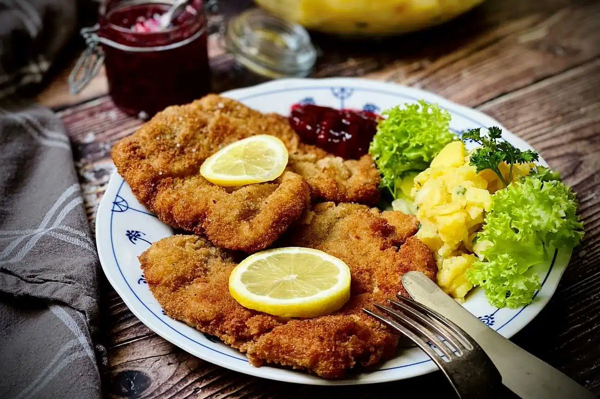 EmmaPeel_Knight's tweet photo. @InstantVintage_ Escalope de veau à la #Viennoise🇦🇹 avec salade de pommes de terre, par exemple! https://t.co/9jBEJMjEas