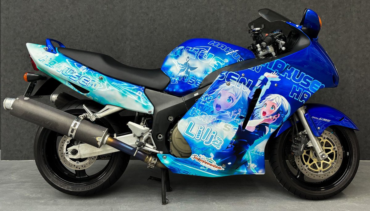 Maria_ybyb's tweet photo. HONDA  CBR1100XX 
　　　　× 
学園アイドルマスター   葛城リーリヤ

アイマスエキスポが発表されてから車体買ってデザインして施工して…エントリー締め切り期限前日にギリギリ完成間に合った！！！！！涙涙疲疲疲疲

施工:自分
印刷デザイン: 痛車ステッカー専門店(@itasya_sticker) https://t.co/gi5XKsRGJN