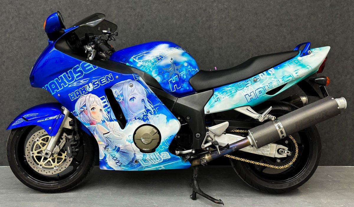 Maria_ybyb's tweet photo. HONDA  CBR1100XX 
　　　　× 
学園アイドルマスター   葛城リーリヤ

アイマスエキスポが発表されてから車体買ってデザインして施工して…エントリー締め切り期限前日にギリギリ完成間に合った！！！！！涙涙疲疲疲疲

施工:自分
印刷デザイン: 痛車ステッカー専門店(@itasya_sticker) https://t.co/gi5XKsRGJN