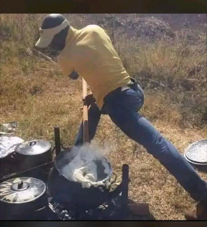 RealLungaLeslie's tweet photo. @orlandopirates Myekeni apheke u admin 😂🤣 https://t.co/4XYGQvAhDm