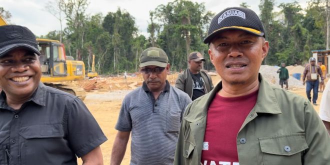 InfofakfakMedia's tweet photo. Bupati Fakfak, Untung Tamsil Tinjau Pembangunan Puskesmas Prototipe di Distrik Mbahamdandara https://t.co/Jin0Mz6H1P https://t.co/zVEjwVZrSB