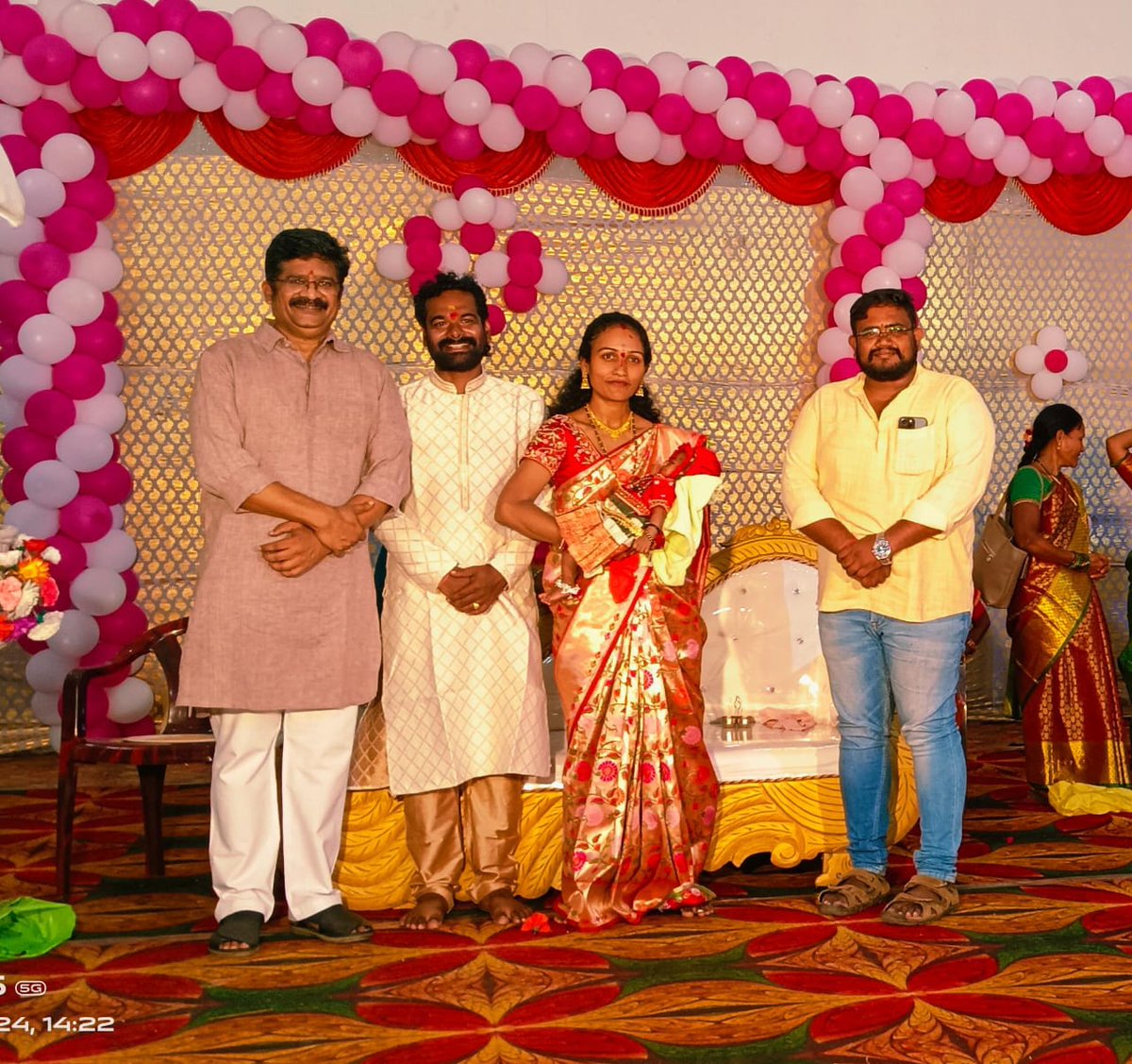 నామకరణ మహోత్సవానికి హాజరైన బిజెపి రాష్ట్ర నాయకులు ముదుగంటి రవీందర్ రెడ్డి గారు.
 జగిత్యాల పట్టణానికి చెందిన నృత్య కళాకారుడు బొమ్మిడి నరేష్ కుమార్ గారి పుత్రిక నామకరణ మహోత్సవానికి హాజరై వారికి శుభాకాంక్షలు తెలియజేసిన బిజెపి రాష్ట్ర నాయకులు *ముదుగంటి రవీందర్ రెడ్డి* గారు.