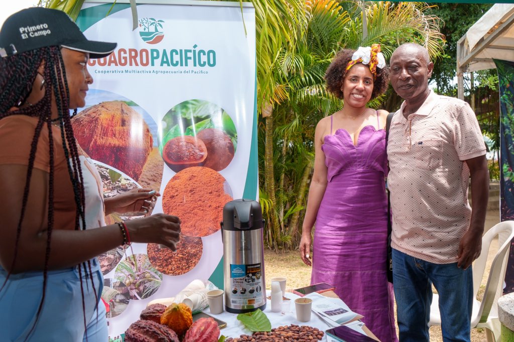 LuisAlfonsoEsc's tweet photo. Crecimos rodeados de historias y tradiciones alrededor del cacao. En el #Chocofest nos reconectamos con nuestras raíces porque Tumaco no solo es nuestra cuna, sino la cuna de uno de los mejores cacaos de #Colombia.
Ser hijos de esta tierra y conocedores del esfuerzo detrás de cada cosecha, nos compromete a apoyar este festival y hacerlo más grande cada año, atrayendo turistas, visitantes e inversionistas que pondrán los más de 8 mil cacaocultores en el mapa del mejor cacao del mundo. 🍫❤️✨