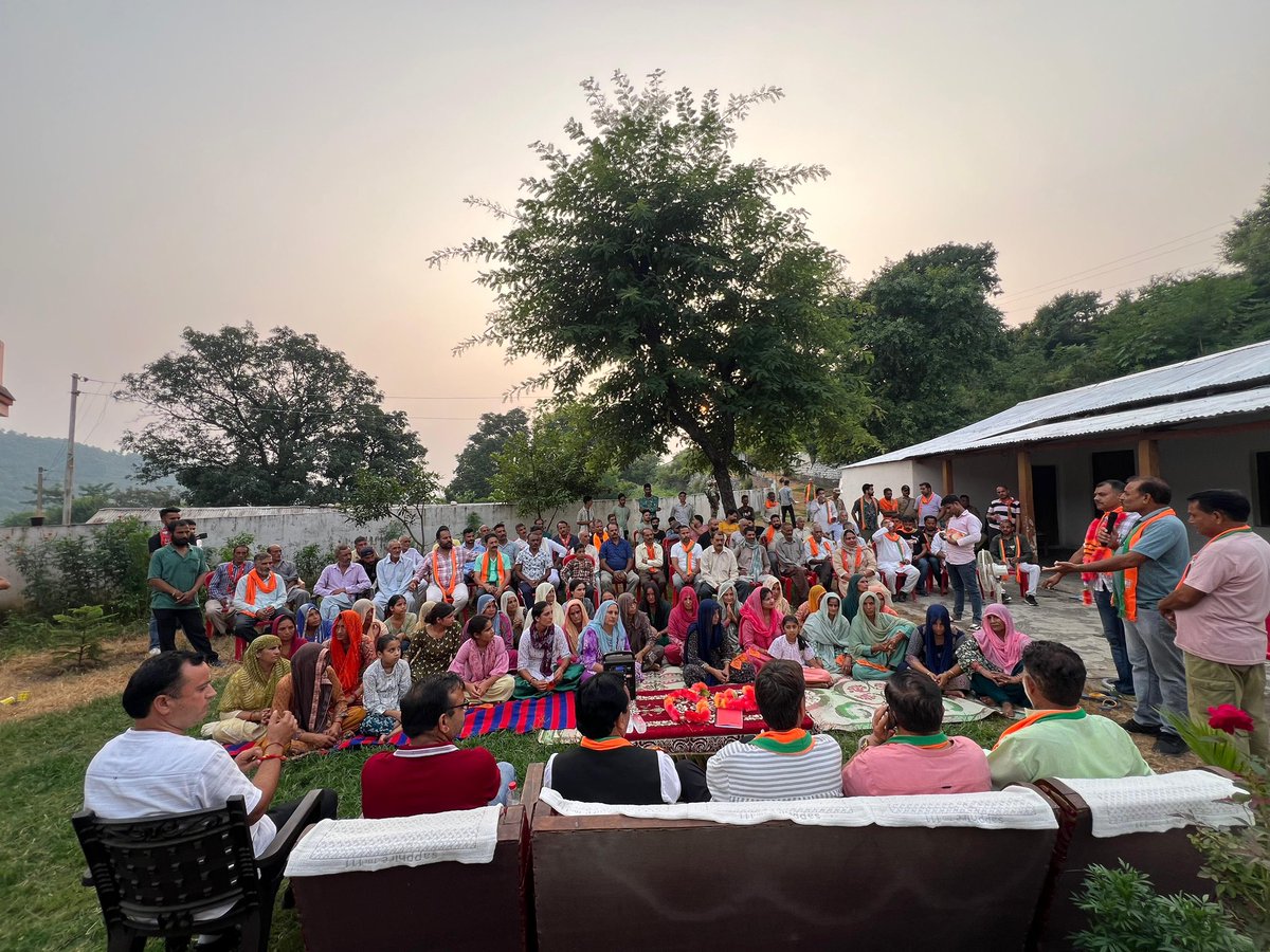 baldevrajkatra's tweet photo. "आज मैंने अपने विधानसभा क्षेत्र के ग्राम जरानू में जनसंपर्क किया और स्थानीय जनता से आग्रह किया कि वे भाजपा को समर्थन देकर मतदान करें। भाजपा की सशक्त नीतियों और नेतृत्व ने भारत को नई ऊँचाइयों पर पहुँचाया है।

'सशक्त नेतृत्व, उज्ज्वल भविष्य — आपका वोट, राष्ट्र की शक्ति!'

BJP Jammu & KashmirSMVD Ki Pukaar Baldev RajBJP Shri Mata Vaishno Devi ConstituencyBharatiya Janata Party (BJP)Tarun ChughRamMadhav BjpNarendra ModiSaraf Singh Nag Chairman DDC ReasiBJP Reasi