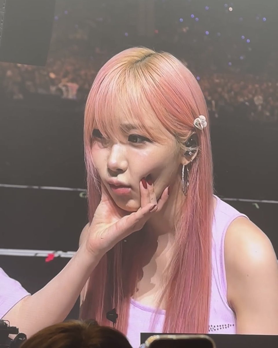 aespanim's tweet photo. aeri who likes to squeeze everyone’s cheek got a taste of her own medicine 🤣 https://t.co/P0A4KsaFtu