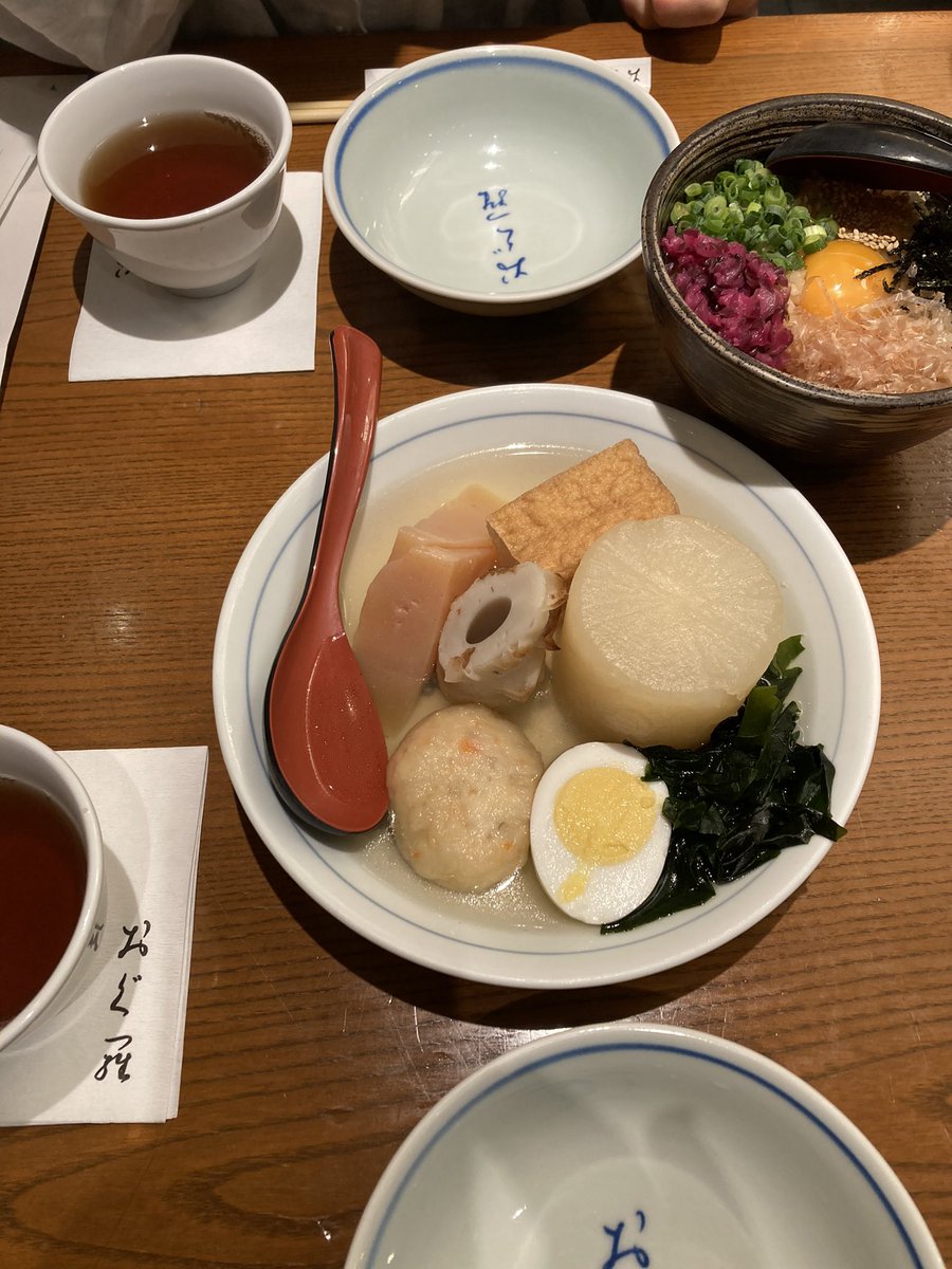 honest__child's tweet photo. やっと秋らしくなって…

おでんに日本酒🍶、お米が美味しい季節となりました😋
＠羽田空港

#銀座おぐ羅
#PRIMESAKE
#おにぎり山太郎 https://t.co/jMKZ5zHeG8