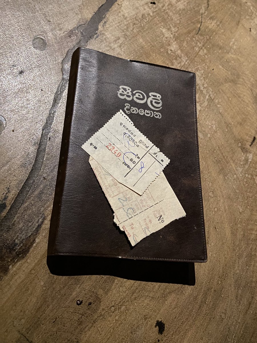 nuwandevsl's tweet photo. "කාන්තාරය ඉහළ අහසේ බොහෝ ඈතින් මැරුණු තරු ඇත..
වසර ගණනක විඩාබර වූ මෙහෙය නිමවා නිවී ගොස් ඇත..
මඟක් හසරක් කියා දෙන්නට හඳක් එළියක් නොවූ තැන්වල..
හෙටත් දැල්වී පාර පෙන්වන අලුත් තරුකැට තබා ගොස් ඇත.." 💫❤️

#legthatwalked https://t.co/zDMySFqpDT