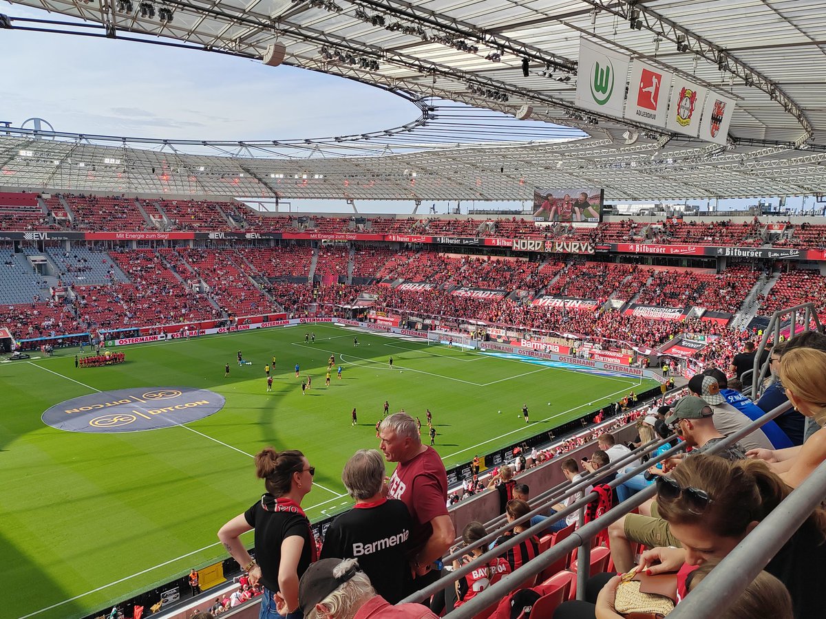 Bissel hoch oben meine neue Aussicht. Aber immerhin Dauerkarte und durchaus weniger Fahnen vor der Nase. Sehen kann man gut.

#Bayer04