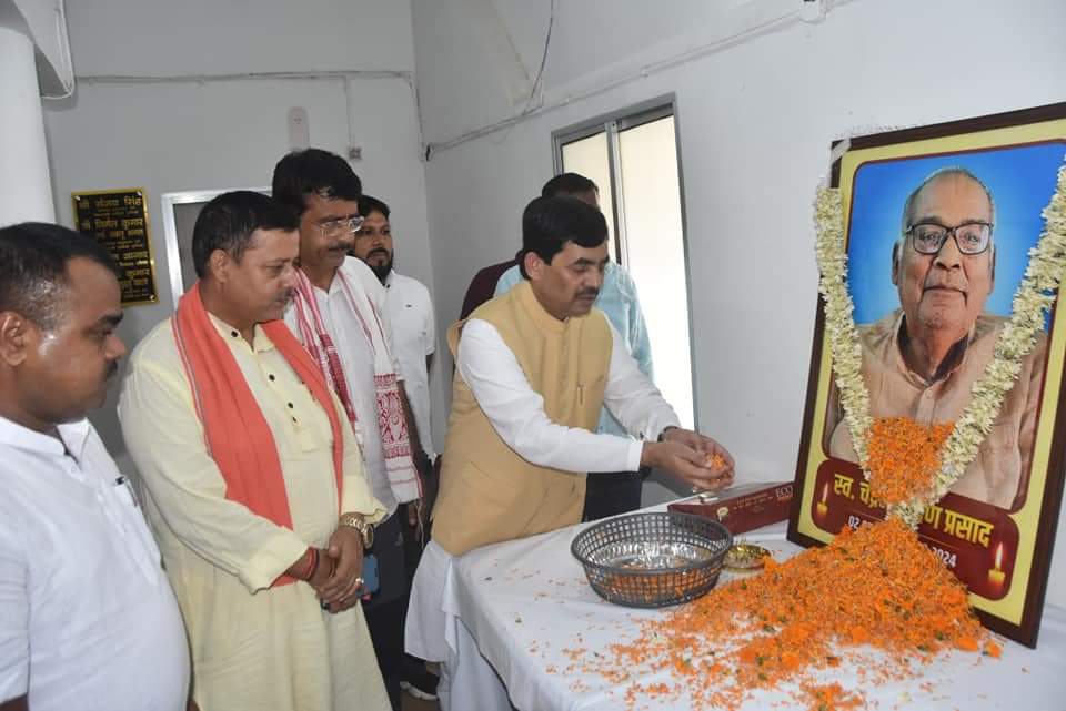 MPPappuYadav's tweet photo. आज पूर्व मंत्री एवं भाई @ShahnawazBJP साहब हमारे पूर्णिया आवास पर आए। उन्होंने पापा के परलोक गमन के उपरांत उन्हें श्रद्धांजलि अर्पित की और अपनी शोक संवेदना व्यक्त की। साथ ही पापा की आत्मा की शांति के लिए ईश्वर से प्रार्थना की। उनकी संवेदनशीलता और स्नेह के लिए हम हृदय से आभारी है। https://t.co/Y7B41oG9xt