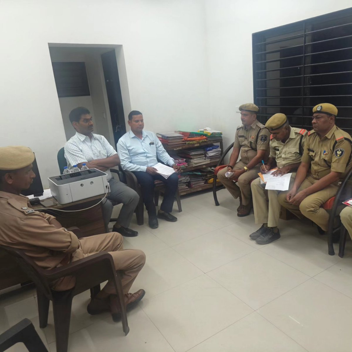 AHMEASTHG's tweet photo. આજરોજ ડિવિઝન ૮ સરદારનગર ના અધિકારી શ્રી, એનસીઓઝ શ્રી અને વહીવટી ફરજ બજાવતા હોમગાર્ડઝ સભ્યોની મીટીંગ લઈ તેમને આગામી બંદોબસ્ત તથા કેમ્પ વગેરે ના આગોતરા આયોજન કરવા માટેની સૂચના તથા માર્ગદર્શન આપ્યું.
#Division8 #Ahmedabad #Gujarat #HomeGuard #Naroda #Sardarnagar @GuardsHome7741 https://t.co/MgdcKOPLLT