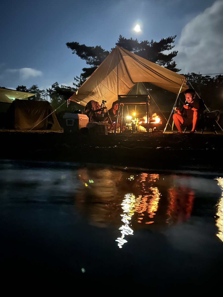 rideonTheEnd's tweet photo. 久々に、
『the camp 』と言っても過言ではない、
絵に描いたようなキャンプ⛺️を決行！
　
４、５年ぶりにテントで寝たら、
腰が痛くて・・・🥺
歳を感じた😭
　
ただ、日暮れのサップ、
真夜中のテントサウナ、
はマジで究極体験！ https://t.co/kdZ5GTi9wm