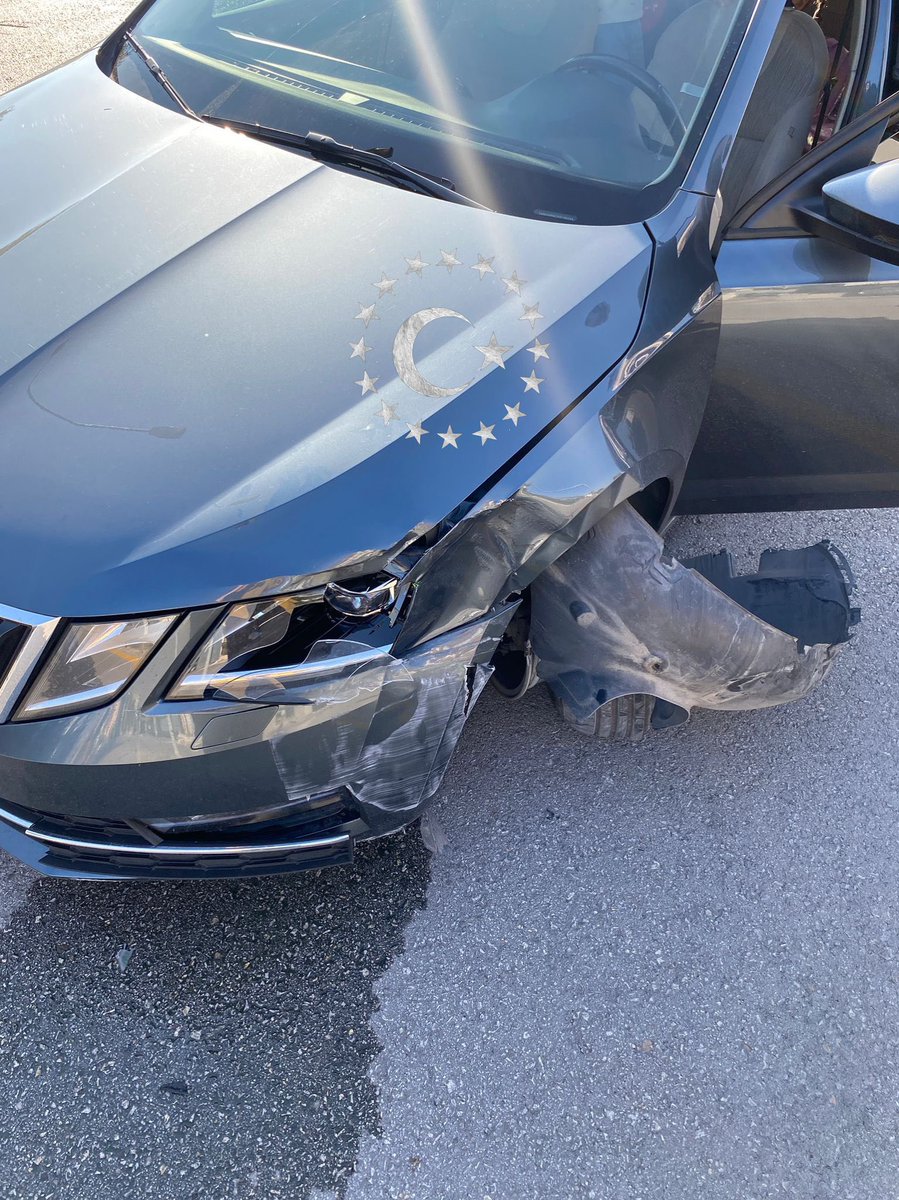 ⚫️ Trafikte kaza yapan gazetecinin isyanı;

“Kaza yaptık, araç yetkili servise çekildi. Airbagler bile açılmayan şu kaza için tam olarak 412 bin TL masraf çıkarıldı. Ya arkadaş, bunu üreten Skoda arabayı o kadara mal etmiyordur. Bu soygun değil de nedir?”
