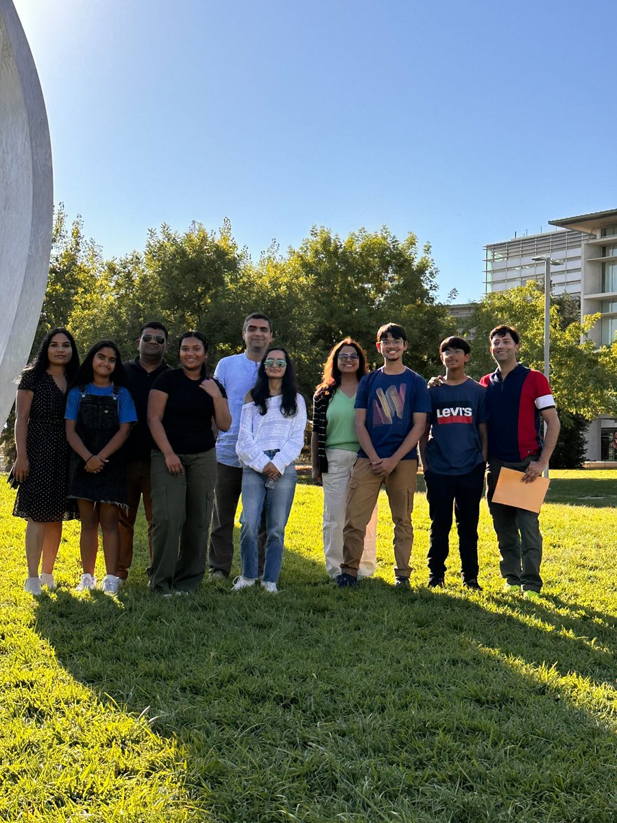 theiilab's tweet photo. We received nearly 100 applications for our high school intern program this year! Four talented students joined us, working on human-robot interaction and gestural interfaces. Yesterday, they visited the lab with their families and met our grad students. What a great day! #intern https://t.co/WWCreLBXb6