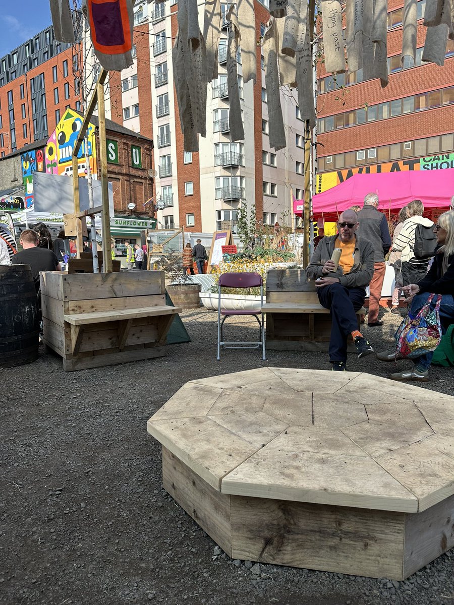 MEecoprof's tweet image. A very chilled atmosphere at the @playthinkbrink &amp;amp; @ClimateCraic #AutumnEquinox Weekender - a mix of conversations, provocations, music and food. #WhatShouldThisCityDo @ClimateCoCentre @AICBRN @QUBbioscience @QUBIGFS