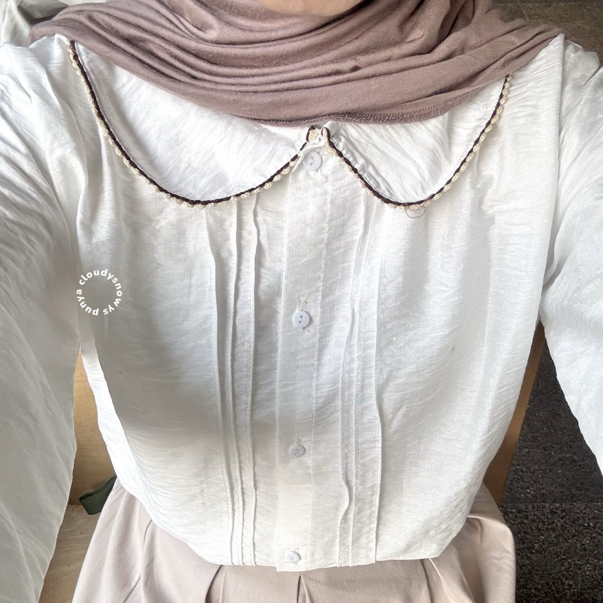 STYLING ROK &amp; BLOUSE never goes wrong sih selalu bagus buat oufit daily juga🥹🤍

ini pakai blouse 60ribuan cakep banget buat dipake bawahan jeans atau rok 💌