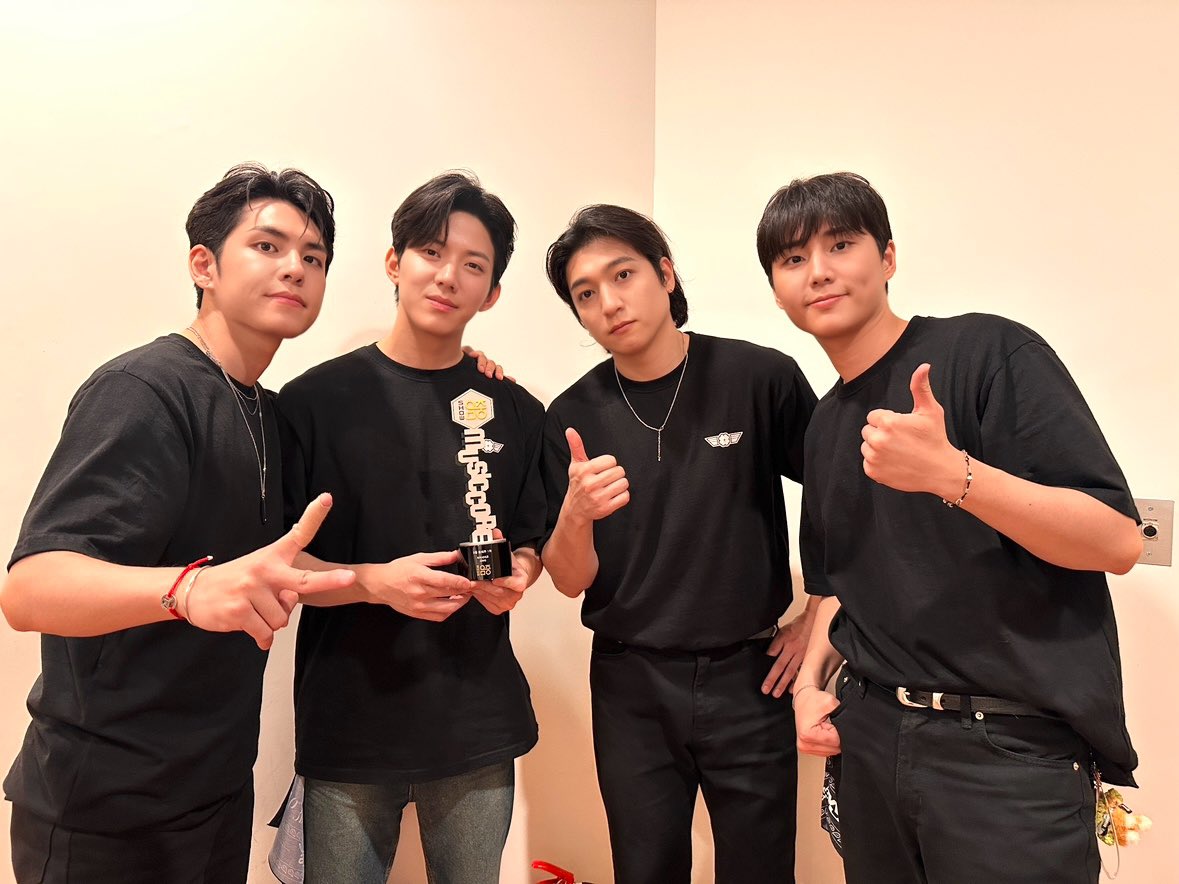 day6official's tweet photo. [ #DAY6_BEHIND ]

차트도 음방도 녹이는 중 (๑˃̵ᴗ˂̵)
데식이들 일냈다… 일위했다…🏆 

My Day가 이끌어준 수상🥇
📚새로운 한 페이지를 함께
써내려가줘서 고마워요❣️

#DAY6 #데이식스
#Band_Aid
#녹아내려요 https://t.co/dHvUdmcNjl