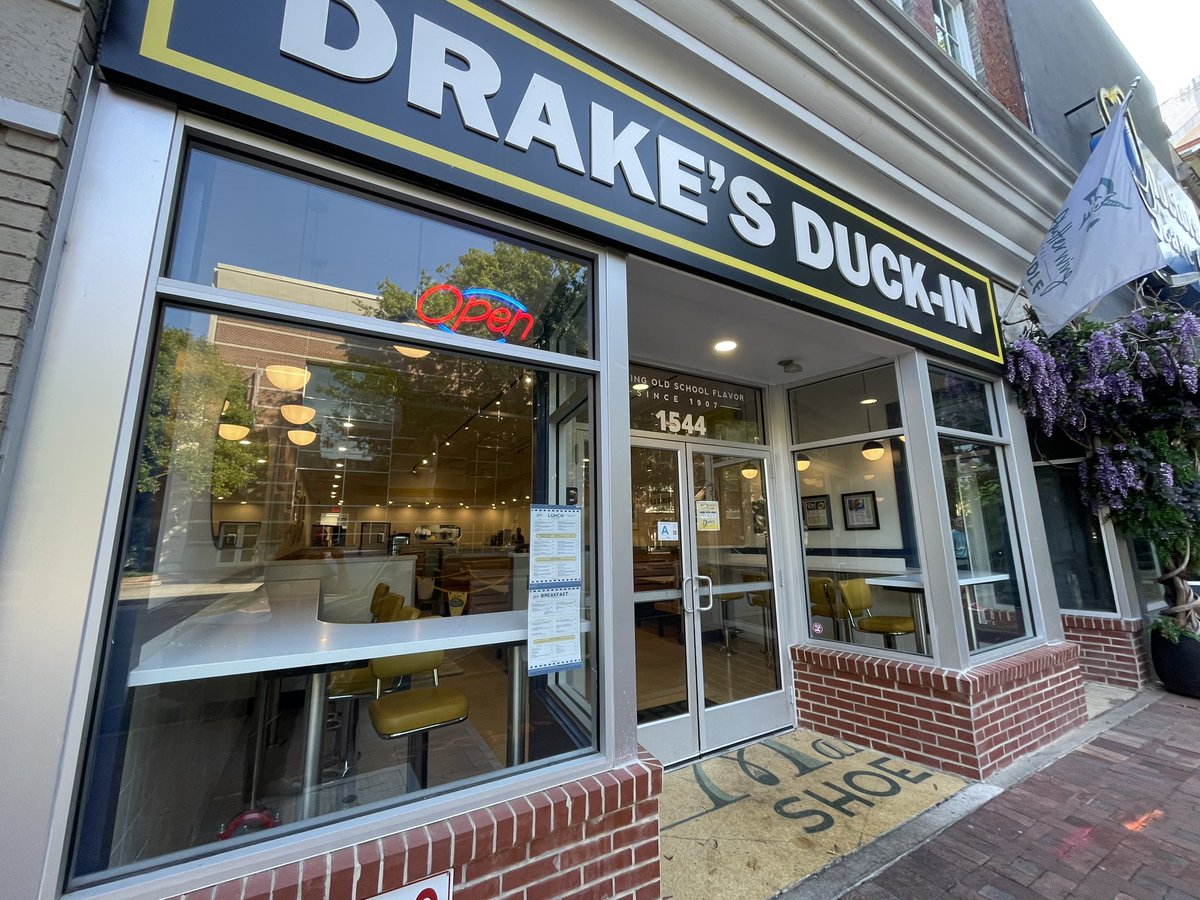 Start your Sunday with us: 8a-3p 🍗
Breakfast till 12p 🧇

Order online at drakesduckin.com
