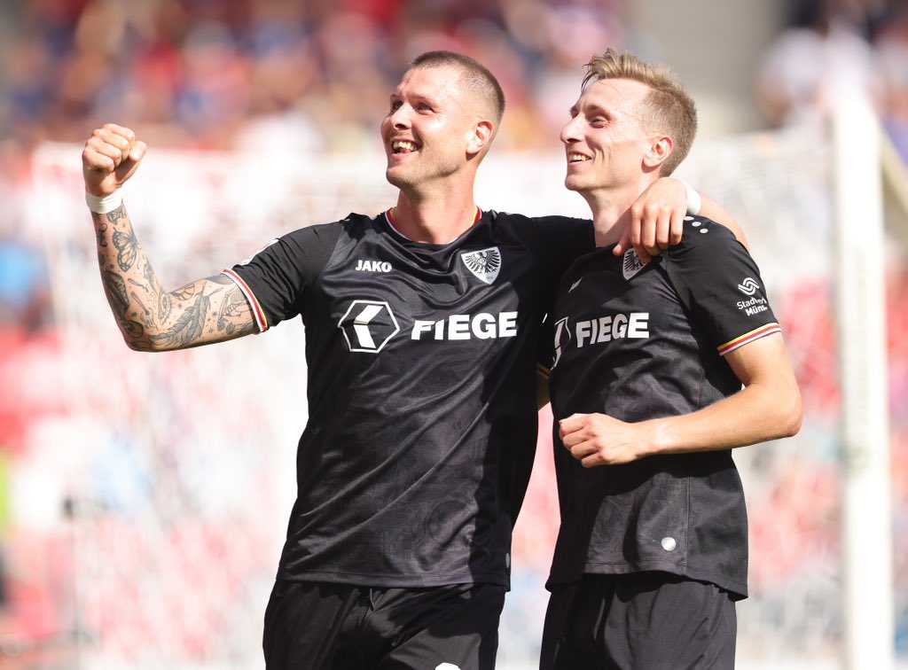 Preussen06's tweet photo. Jaaaaa… da ist der erste Zweitligasieg seit mehr als 33 Jahren ⚫️⚪️💚#scp06 
___
SSV 0:3 SCP https://t.co/yHdbqtlouP