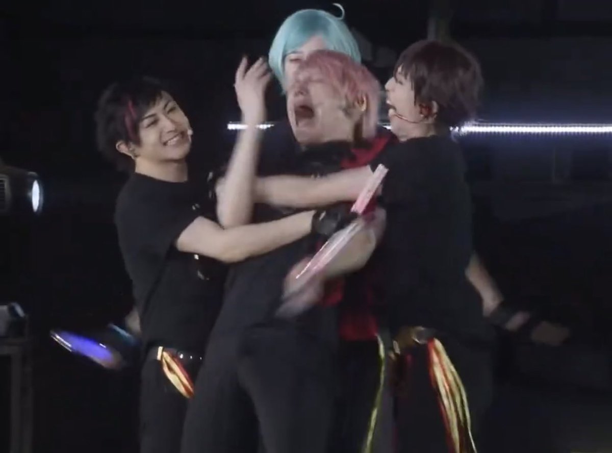 obvnotnat's tweet image. nobody is safe from ryusei hugs