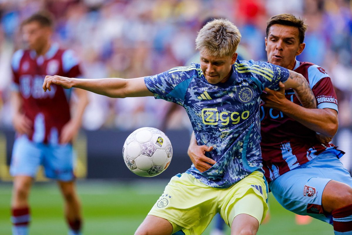 AmsterdataFC's tweet photo. Kristian Hlynsson gisteravond tegen Vitesse:

45 minuten gespeeld 
1 schot op doel
1 goal 
1 assist 
1 sleutelpass
3 (2) Lange ballen (nauwk.)

8.2 beoordeling

Een belangrijke rol voor Hlynsson in het 2-2 gelijkspel in Arnhem. 

Tijd voor meer minuten in Ajax 1?

#ajax https://t.co/5YCPauvsEA