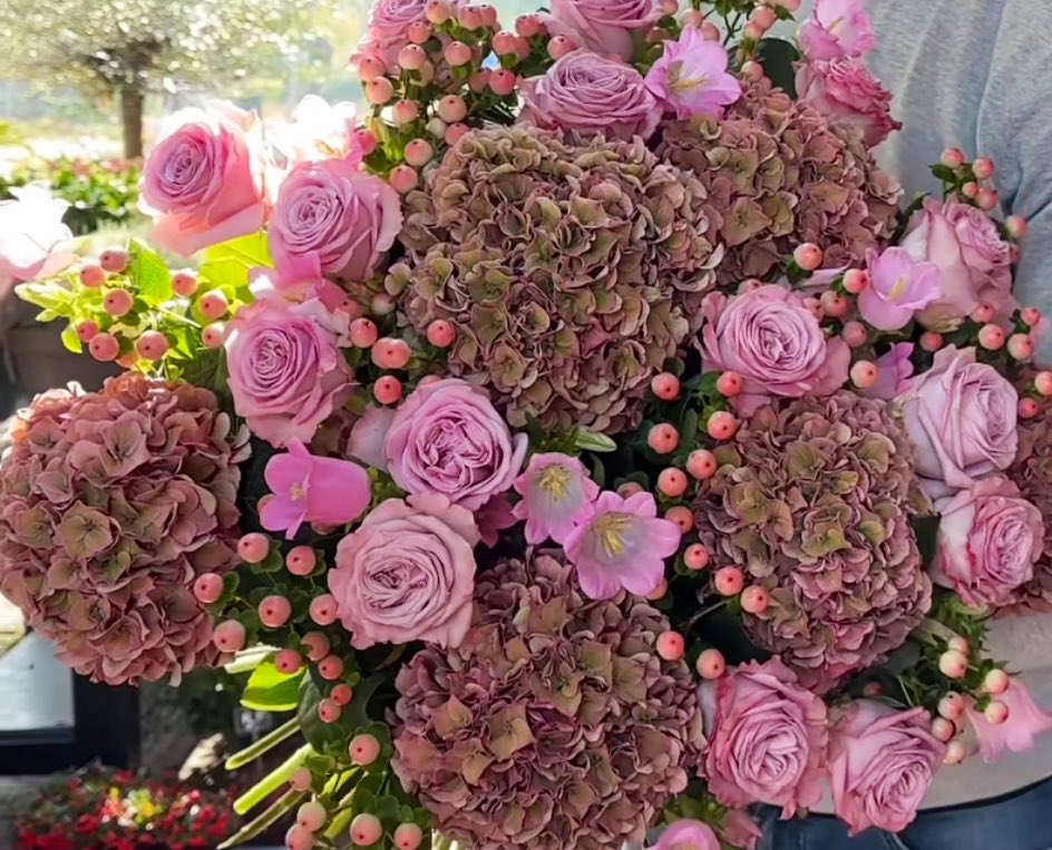Pink roses, hydrangeas and berries. 
A bouquet of beauty. 💖