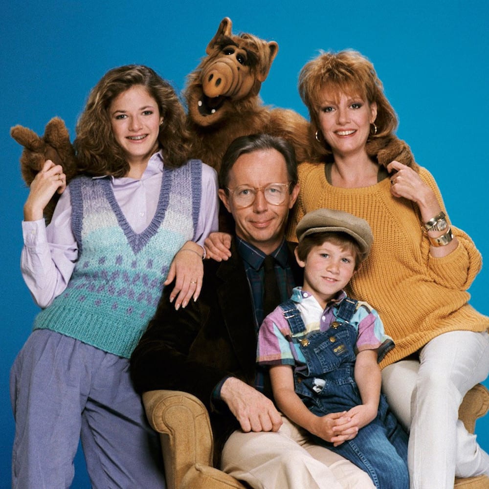 landofthe80s's tweet photo. On this date in 1986 we were introduced to Gordon Shumway when "ALF" debuted on tv. The sarcastic alien entertained audiences for four seasons airing 102 episodes. #80s #80stv #1980s https://t.co/ai7N3znkHN