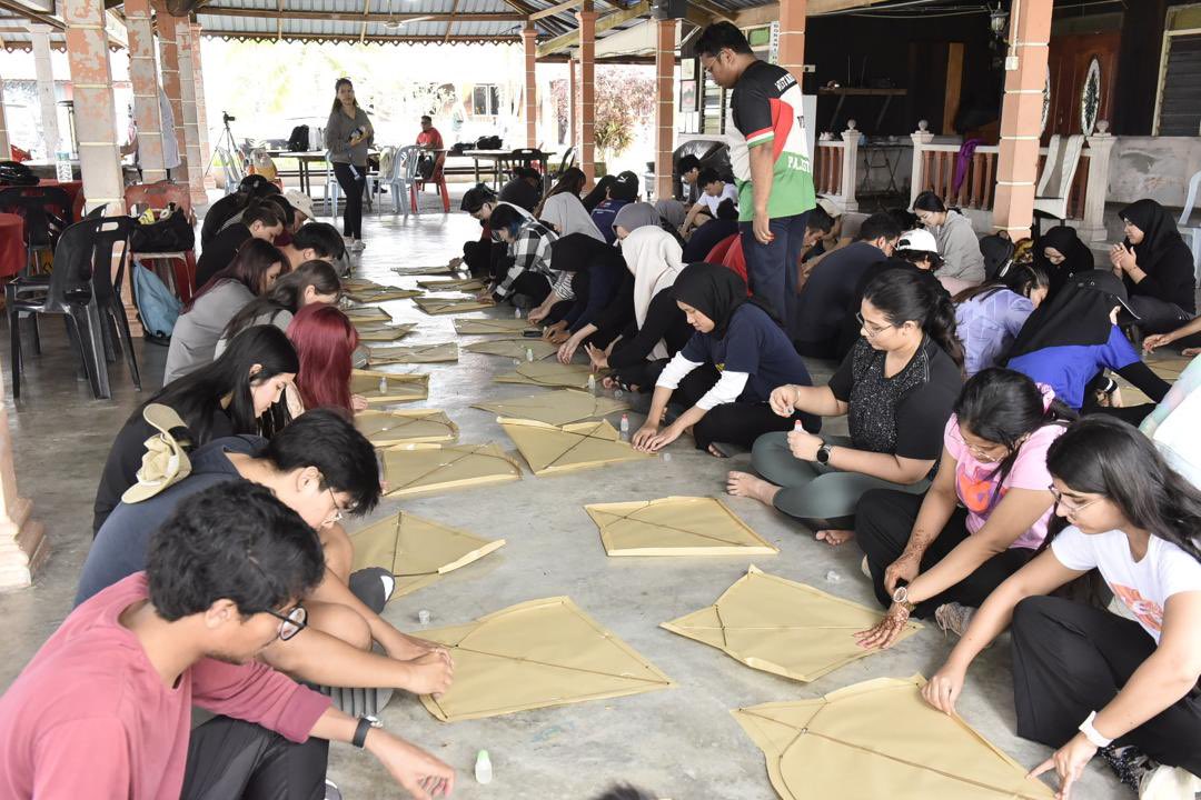 MohdShukriYajid's tweet photo. Great job to our international students on the success of @MSUmalaysia Kampung Vibes flagship program. Interesting to see everyone immersed in cultural appreciation and involved, like in the making of the iconic #roticanai and paddy planting. @MSUGlobalAffair https://t.co/GHjYx00Jfv