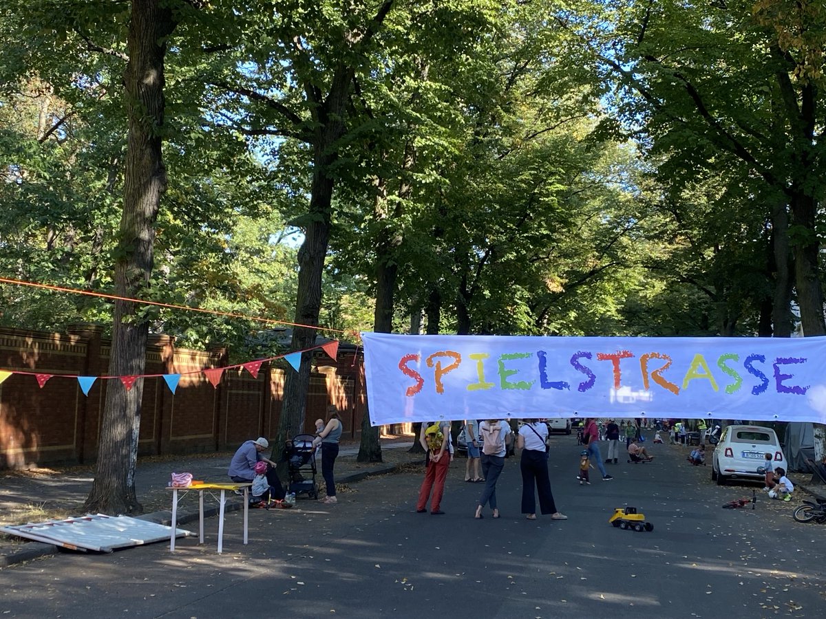 Start für die #Spielstrasse in #Tempelhof i d Friedrich-Wilhelm-Str. / Wenckebachstr. Kommt vorbei bis 19.00 Uhr. Die ersten waren pünktlich um15.00 Uhr da.. Sie hatten geradezu darauf gewartet, dass es endlich losgeht🥰⁦<a href="/kiezblocks/">Kiezblocks</a>⁩ ⁦<a href="/Adfc_Tempelhof/">ADFC_Tempelhof</a>⁩ ⁦<a href="/thf100/">100%THF #Klimaflughafen #TempelhoferFeld</a>⁩