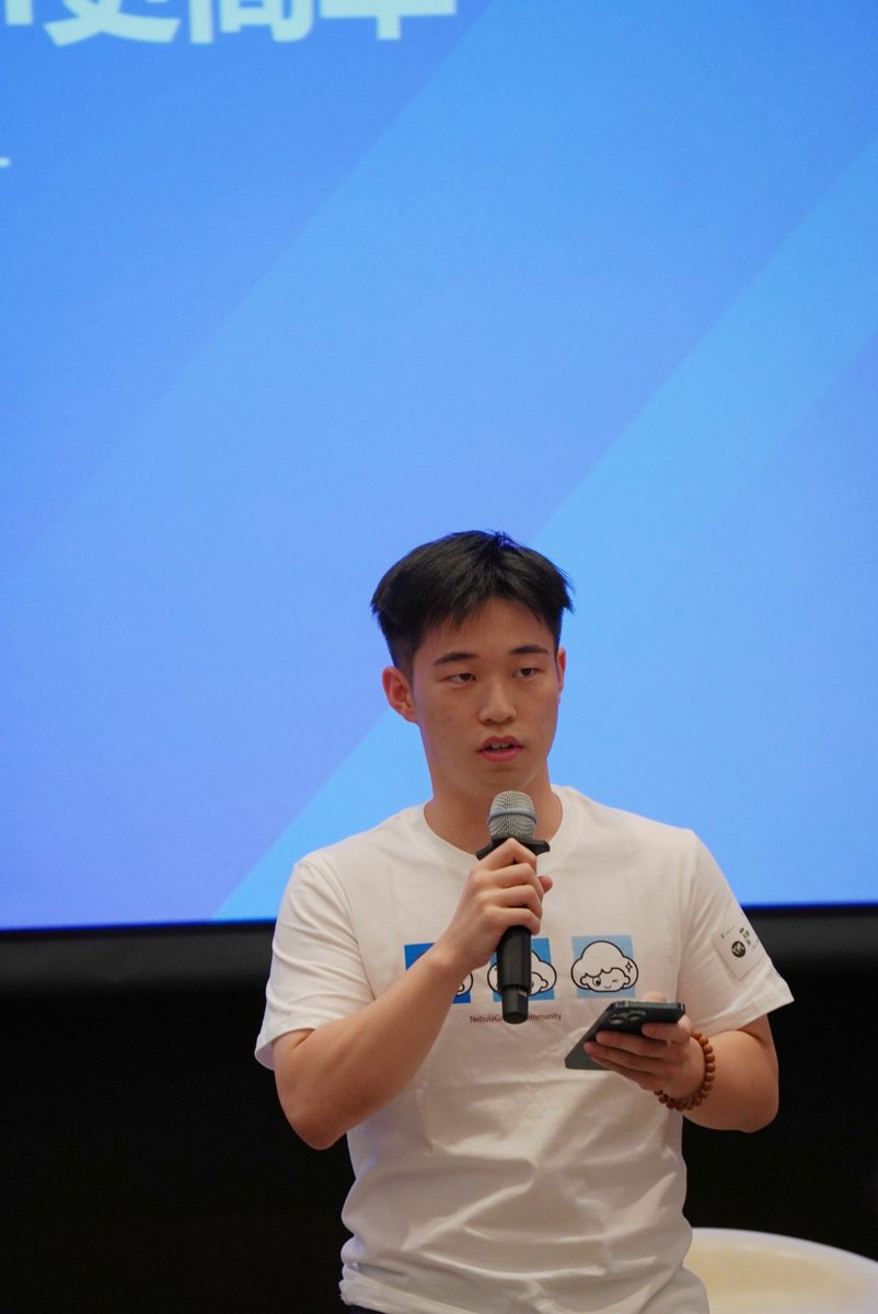 dinah_zhang's tweet image. 现场的氛围顶级棒~感谢 #NebulaGraph 和俺的好朋友们 @CarsonYangk8s @FeynmanZhou @ttokzzzzz @Tian90067634 🌟（还有一些俺没得 x 账号的~）