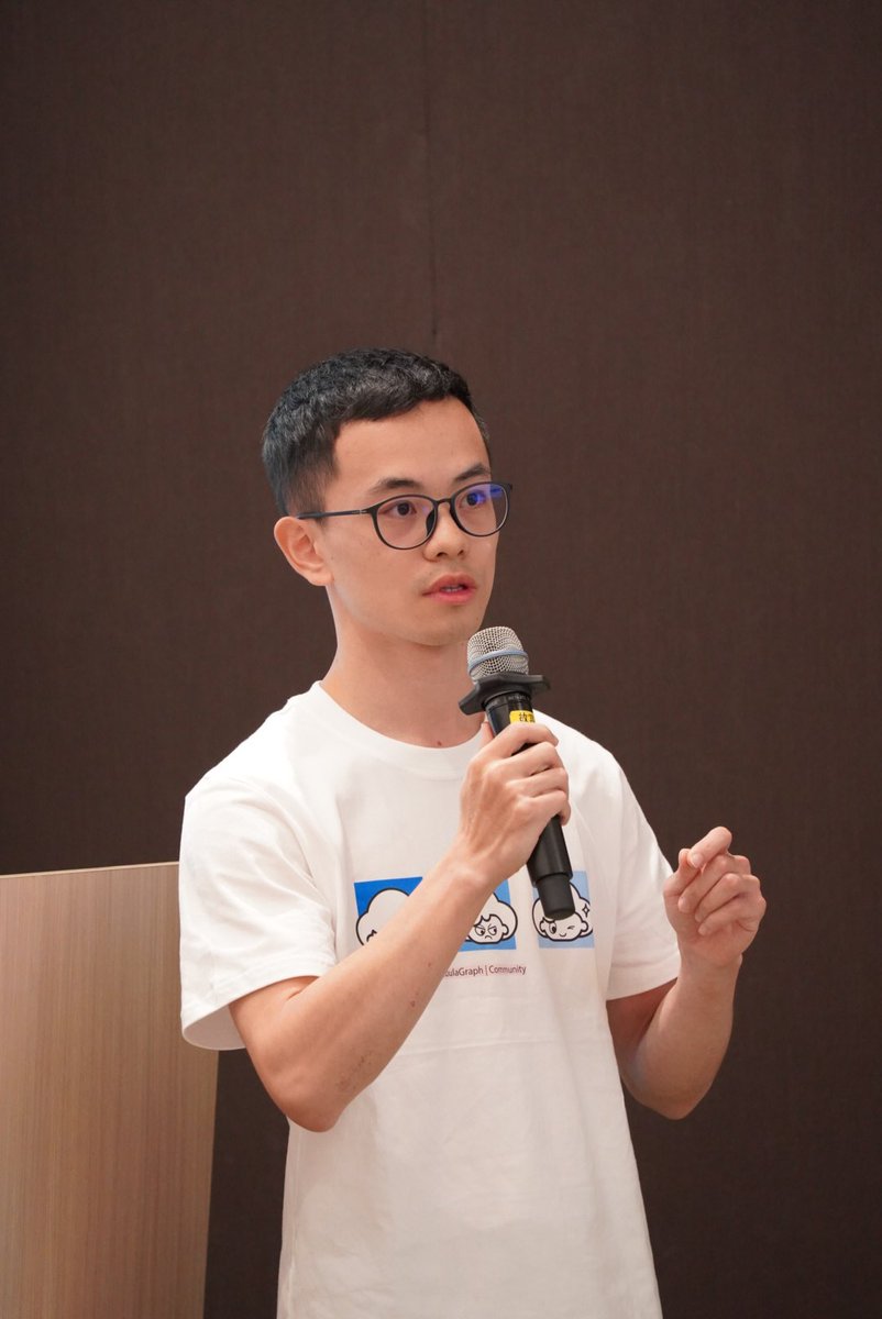 dinah_zhang's tweet image. 现场的氛围顶级棒~感谢 #NebulaGraph 和俺的好朋友们 @CarsonYangk8s @FeynmanZhou @ttokzzzzz @Tian90067634 🌟（还有一些俺没得 x 账号的~）