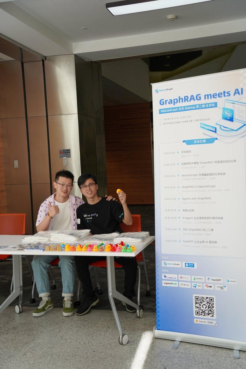 dinah_zhang's tweet image. 现场的氛围顶级棒~感谢 #NebulaGraph 和俺的好朋友们 @CarsonYangk8s @FeynmanZhou @ttokzzzzz @Tian90067634 🌟（还有一些俺没得 x 账号的~）