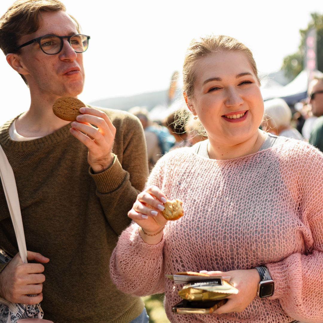 Ringtons's tweet photo. Just a few little snaps of the days we spent away at the #chatsworthcountryshow earlier this month.
Doesn’t everyone look happy with their tea and biscuits ☕🍪.
#ringtons #ringtonsround #chatsworthhouse #chatsworthcountryfair #derbyshire https://t.co/Z4NDRTjyH6