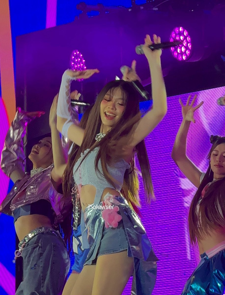 stakupop's tweet photo. I'M LITERALLY INLOVE WITH HER

BINI BACK ON GFEST

#GDayEverydayWithBINI
#GDayEveryDay 
#BINIxGlobe @BINI_ph https://t.co/PWka7mfju6