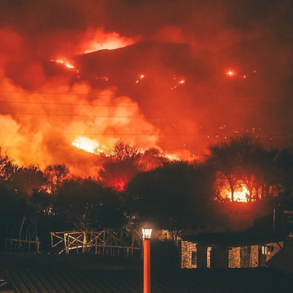 MatiAromi's tweet photo. Boludo, Cordoba literalmente se esta prendiendo fuego y el Presidente no esta haciendo nada. Mientras tanto Axel Kicillof mando helicópteros, móviles y personal especializado. Ningún privado va a hacerse cargo de esto. Las ideas de Milei NO FUNCIONAN. Fin. https://t.co/UHkrz1sGOI