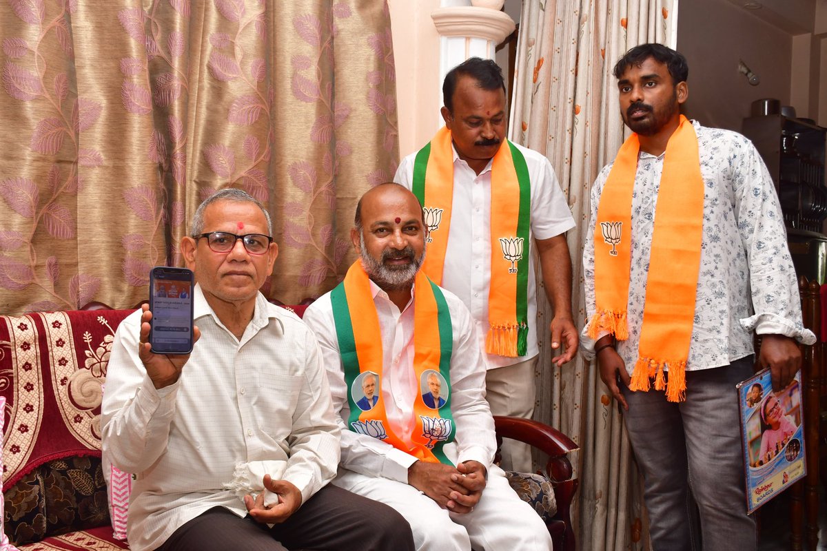 bandisanjay_bjp's tweet photo. At Home, participated in the #BJPMembershipDrive in Karimnagar 57th division, supporting Hon’ble PM Shri @narendramodi ji’s leadership and @BJP4India’s vision for development! https://t.co/LBKMplhf4F