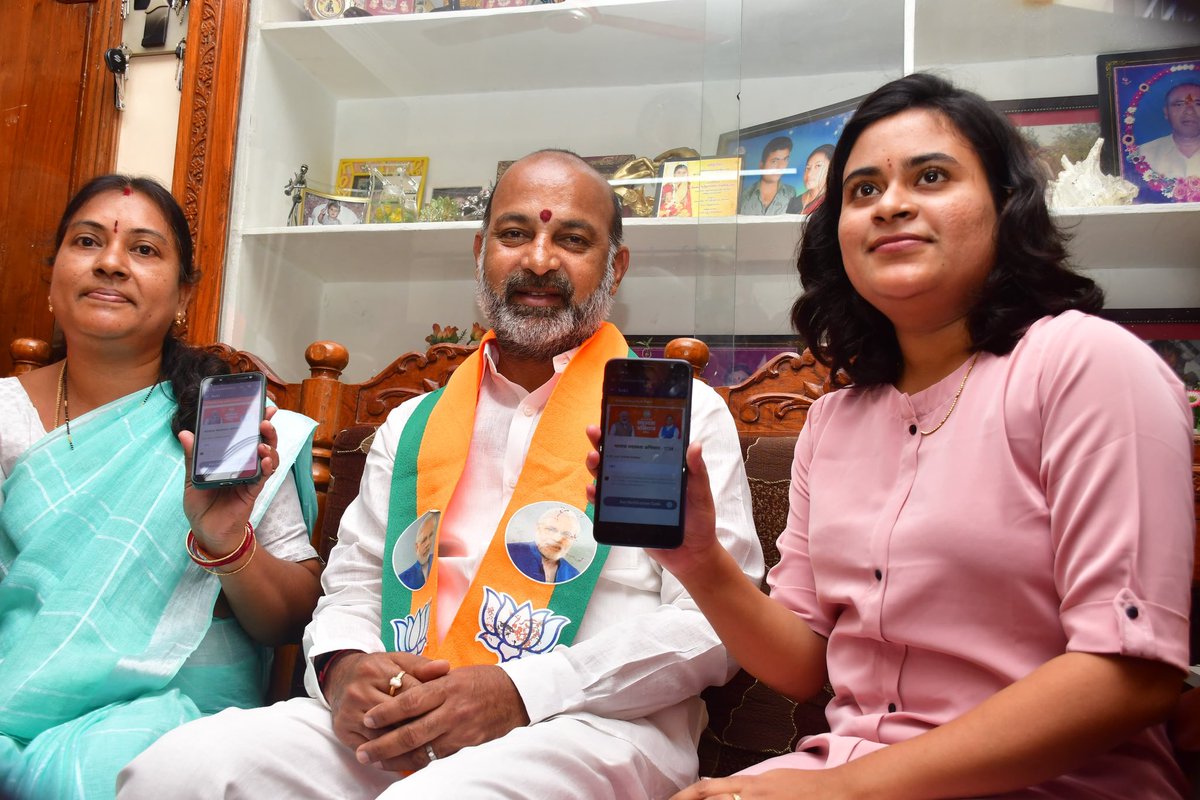 bandisanjay_bjp's tweet photo. At Home, participated in the #BJPMembershipDrive in Karimnagar 57th division, supporting Hon’ble PM Shri @narendramodi ji’s leadership and @BJP4India’s vision for development! https://t.co/LBKMplhf4F