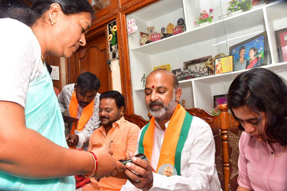 bandisanjay_bjp's tweet photo. At Home, participated in the #BJPMembershipDrive in Karimnagar 57th division, supporting Hon’ble PM Shri @narendramodi ji’s leadership and @BJP4India’s vision for development! https://t.co/LBKMplhf4F