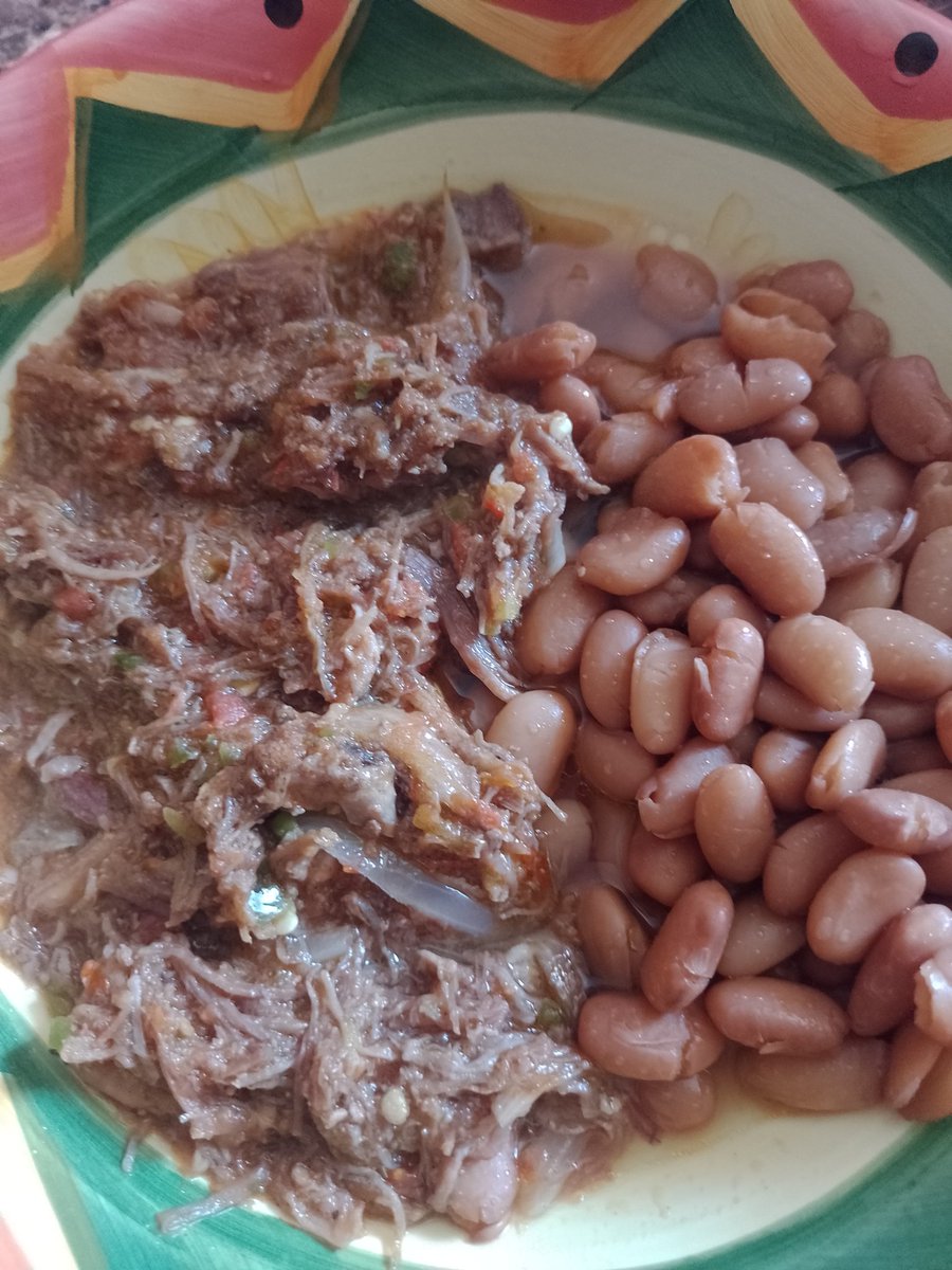 AngyeGranados's tweet photo. @nmasmonterrey Un poco tarde, barbacoa en salsa y frijoles de la olla. @arandatamayo_ @paolatanguma https://t.co/hB4vE5PKw0